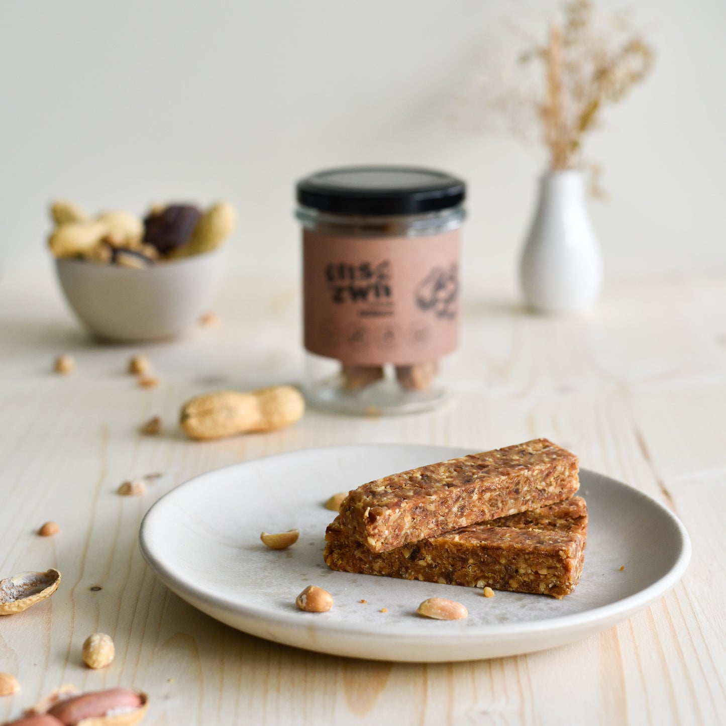 Zutaten für den Barohni Erdnuss – Medjool Datteln, Erdnüsse und Salz als Basis für den handgemachten Frucht-Nuss-Riegel