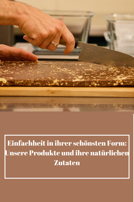 "Hand führt ein Messer über eine Masse aus Riegeln, um sie in gleichmäßige Stücke zu schneiden. Der Prozess zeigt die handwerkliche Herstellung unserer natürlichen, veganen Snacks