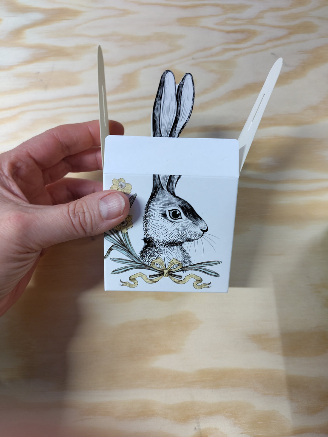 Handgemachte Dattelpralinen und Darzipan in einer festlichen Hasenverpackung – gesunde Osterleckereien von diiszwii, perfekt als Geschenk.