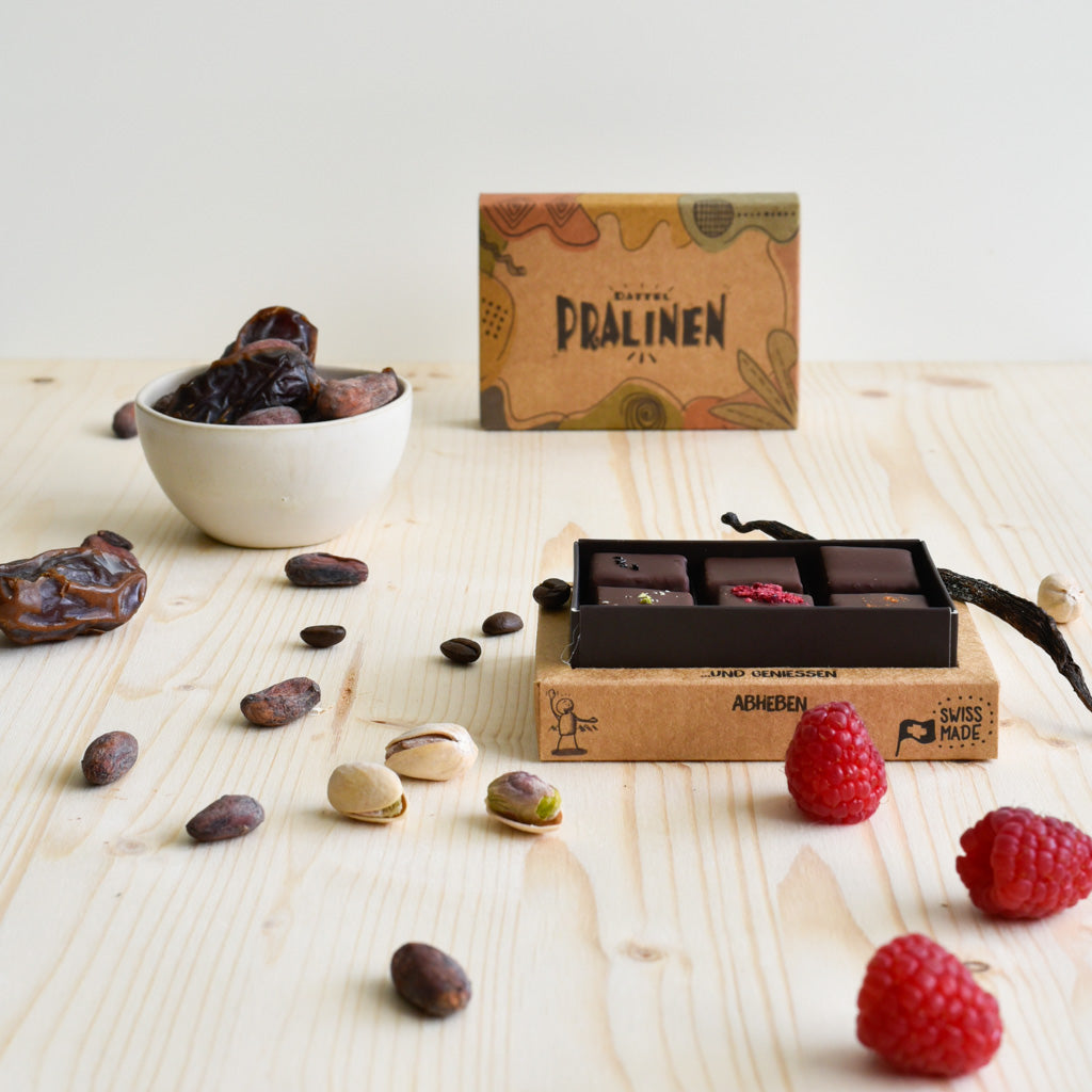 6er-pralinenbox dattel-pralinen handgemacht-schweiz pralinen-mit-kokosbluetenzucker nachhaltige-verpackung pralinen-geschenk chili-pralinen  diiszwii