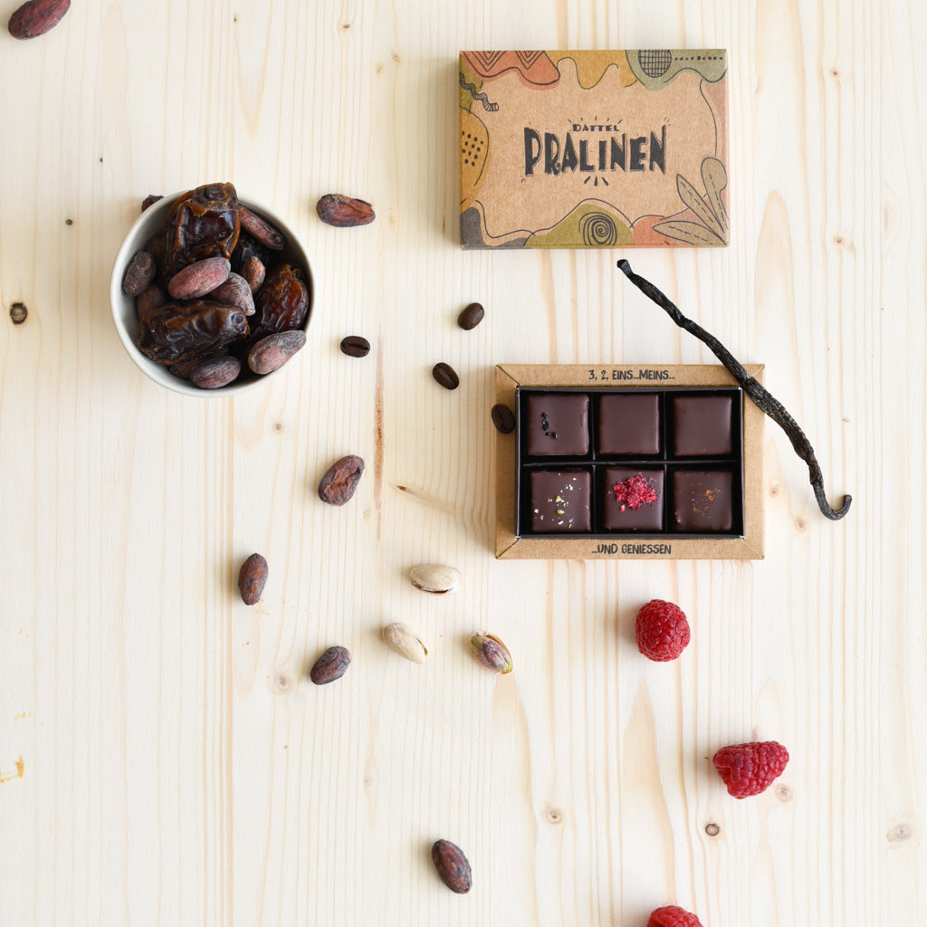 6er Pralinenbox von oben fotografiert – Dattel-Pralinen mit Schokolade aus Kokosblütenzucker und natürlichen Zutaten