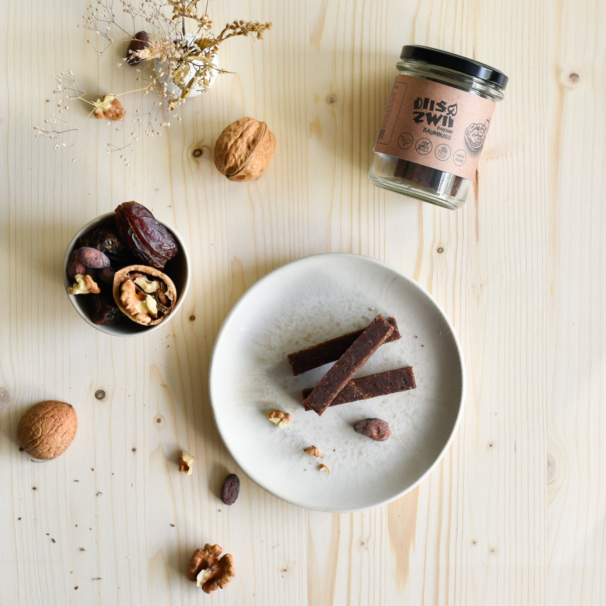 Barohni Baumnuss im Glas mit Riegelstücken, Schweizer Walnüssen und Medjool-Datteln – Frucht-Nuss-Riegel ohne Zuckerzusatz