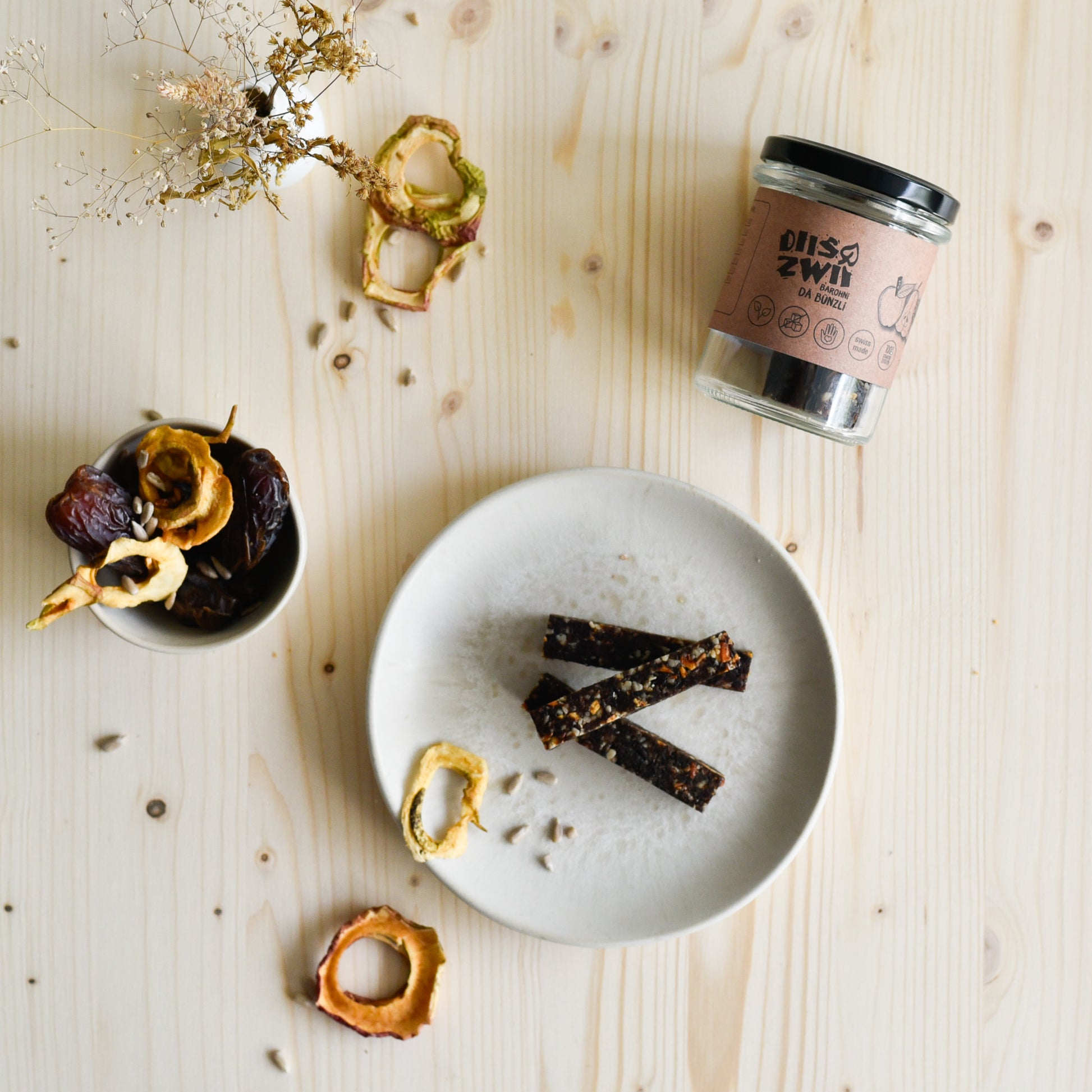 Barohni Bünzli im Glas mit Riegelstücken, Dörrbirnen, Äpfeln und Sonnenblumenkernen – fruchtiger Frucht-Nuss-Riegel ohne Zuckerzusatz