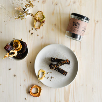 Barohni Bünzli im Glas mit Riegelstücken, Dörrbirnen, Äpfeln und Sonnenblumenkernen – fruchtiger Frucht-Nuss-Riegel ohne Zuckerzusatz