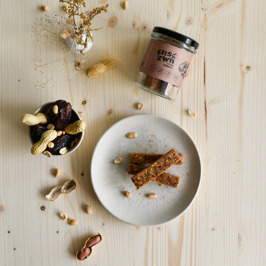 Barohni Erdnuss im Glas mit Riegelstücken, Erdnüssen und Medjool-Datteln – Frucht-Nuss-Riegel ohne Zuckerzusatz