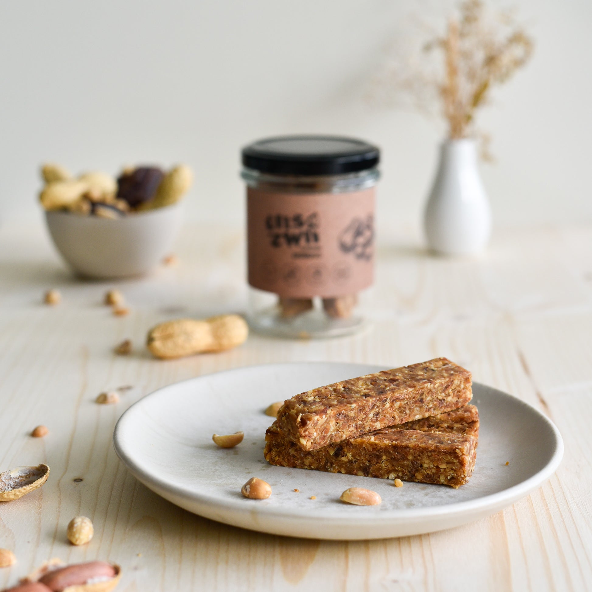 Zutaten für den Barohni Erdnuss – Medjool Datteln, Erdnüsse und Salz als Basis für den handgemachten Frucht-Nuss-Riegel