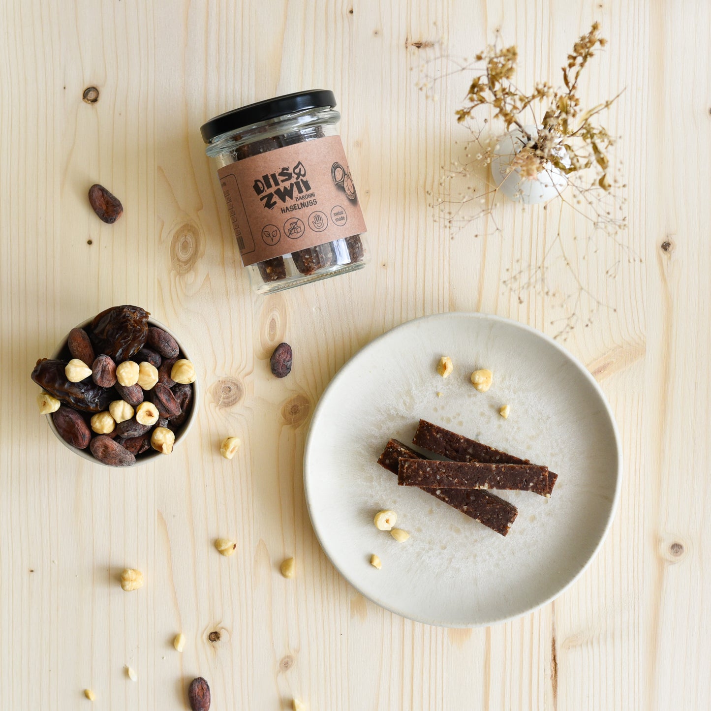 Barohni Haselnuss im Glas mit Riegelstücken, Schweizer Haselnüssen und Medjool-Datteln – Frucht-Nuss-Riegel ohne Zuckerzusatz