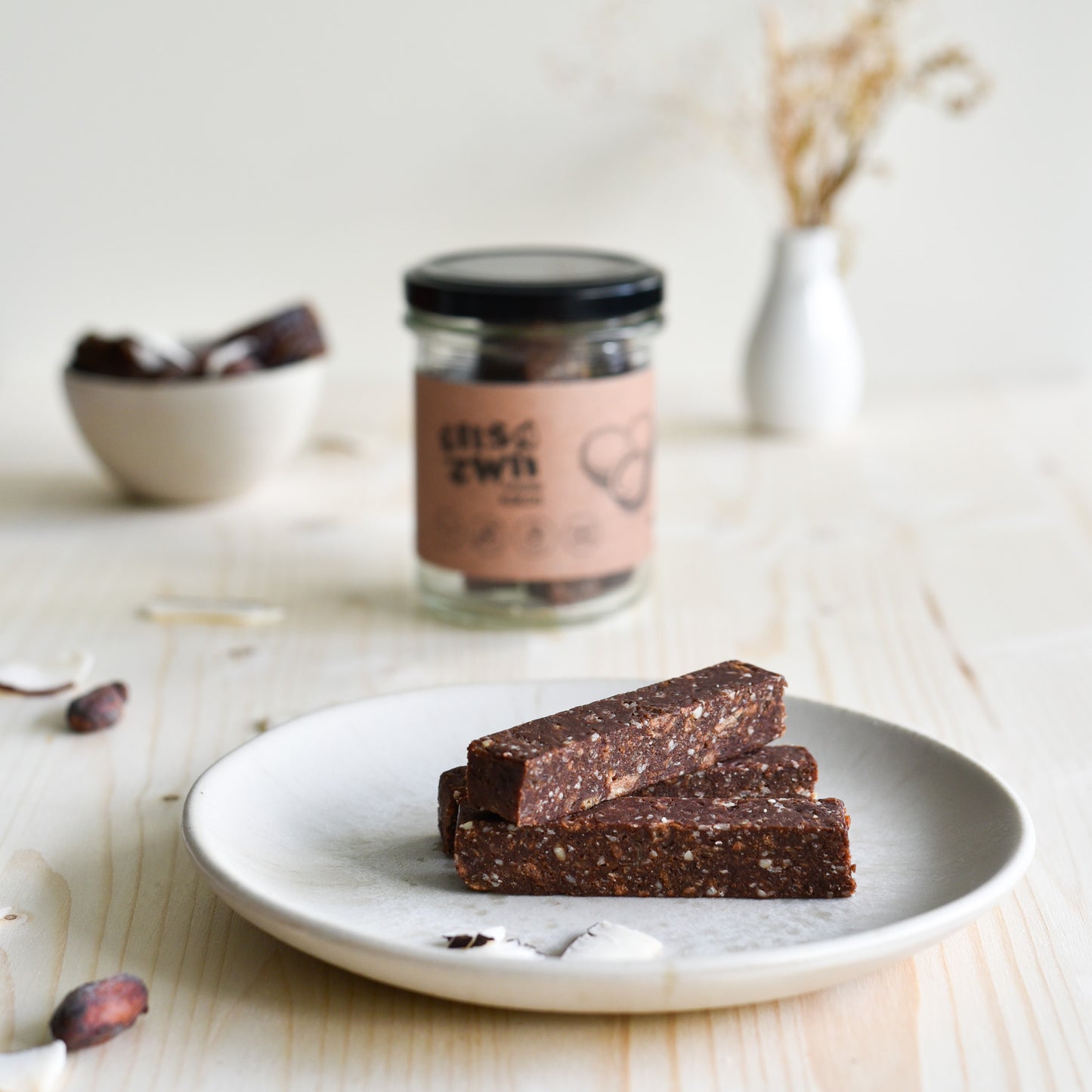 Barohni Kokosnuss – gesunder Kokosriegel mit Cashews, Kokos und Datteln, im Glas und als Snack präsentiert