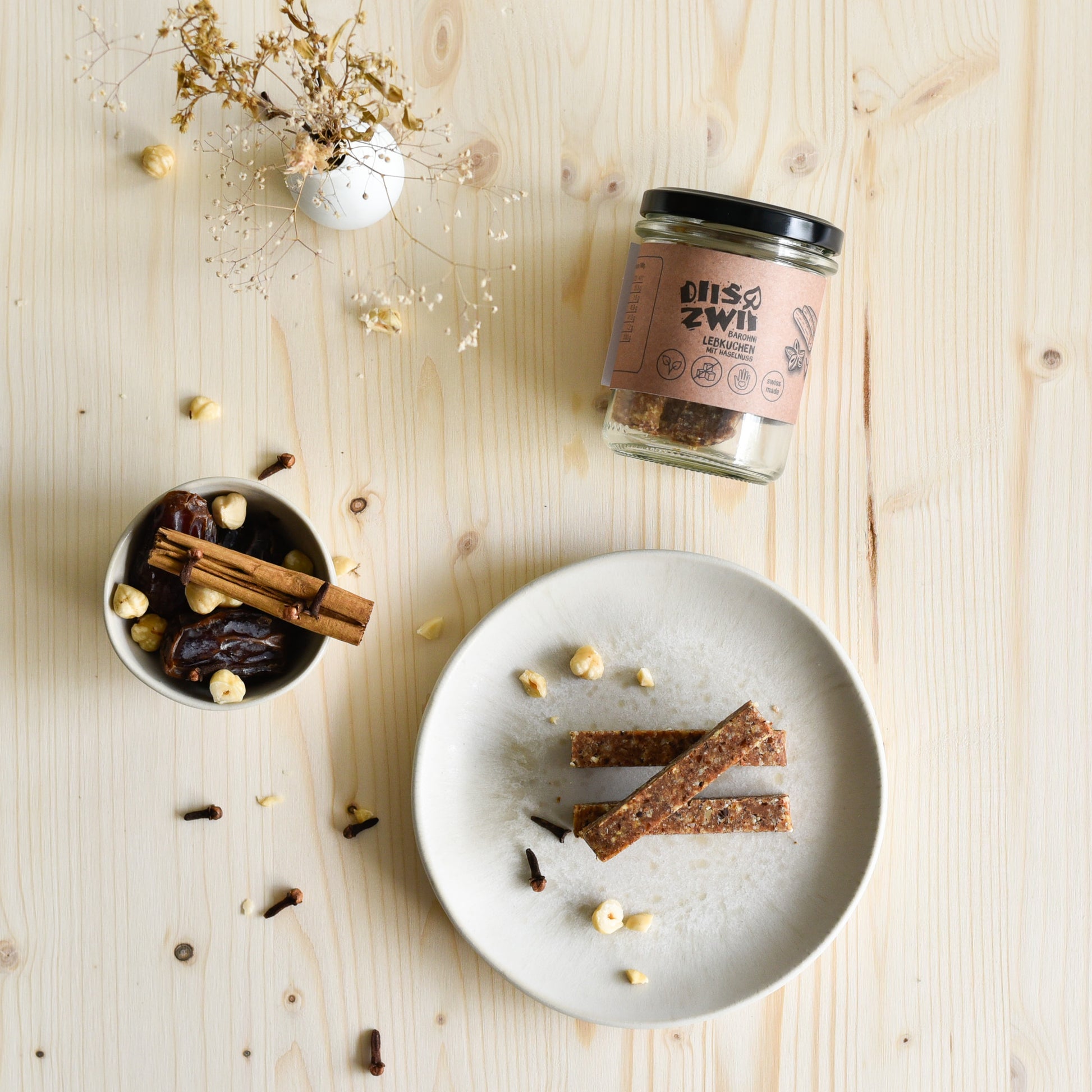 Barohni Lebkuchen im Glas mit Riegelstücken, Schweizer Haselnüssen und Medjool-Datteln – winterlicher Frucht-Nuss-Riegel mit Gewürzen