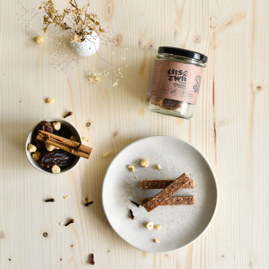 Barohni Lebkuchen im Glas mit Riegelstücken, Schweizer Haselnüssen und Medjool-Datteln – winterlicher Frucht-Nuss-Riegel mit Gewürzen