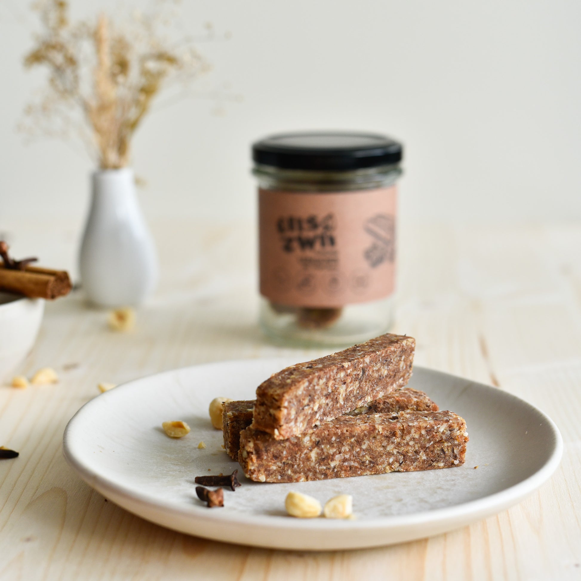 Zutaten für den Barohni Lebkuchen – Medjool Datteln, Haselnüsse und Gewürze für den handgemachten Frucht-Nuss-Riegel