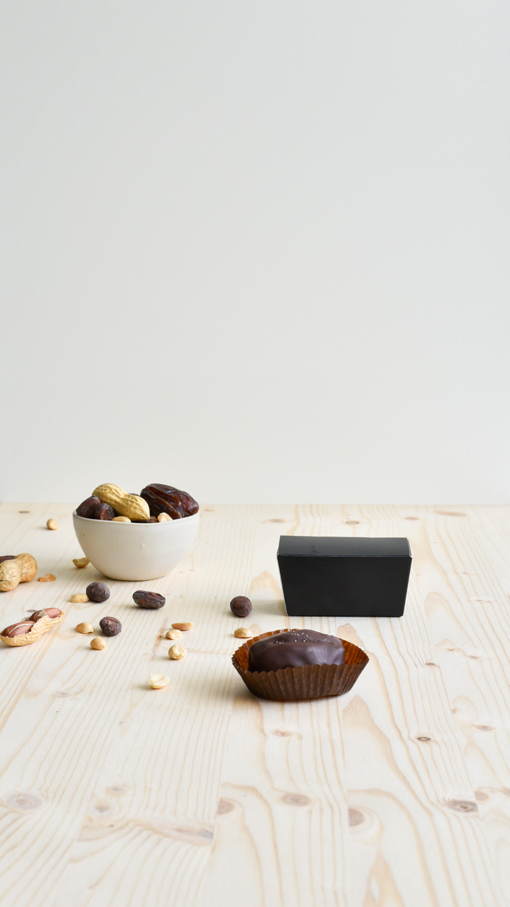 Gefüllte Dattel mit Erdnuss, komplett mit Schokolade überzogen, handgemacht in Schlieren