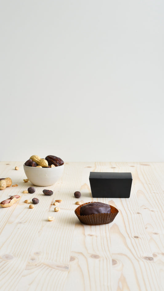 Gefüllte Dattel mit Erdnuss, komplett mit Schokolade überzogen, handgemacht in Schlieren