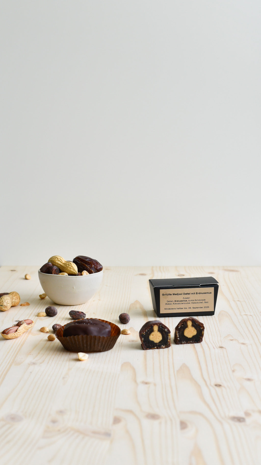Nachhaltige Verpackung der gefüllten Dattel mit Erdnuss & Schokolade – handgemacht und ressourcenschonend