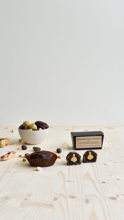 Nachhaltige Verpackung der gefüllten Dattel mit Erdnuss & Schokolade – handgemacht und ressourcenschonend