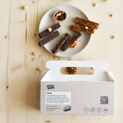 Nuss-Trio – Rückseite der drei Gläser mit Frucht-Nuss-Riegeln, handgemacht und nachhaltig verpackt