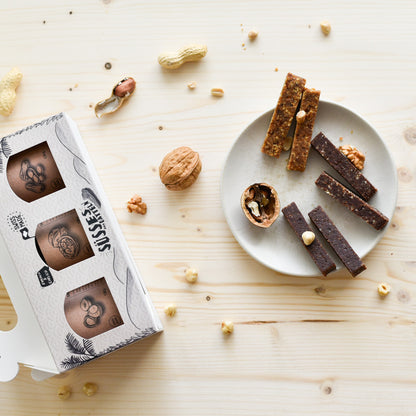 Nuss-Trio – drei Gläser Frucht-Nuss-Riegel von oben fotografiert, mit Riegelstücken daneben 