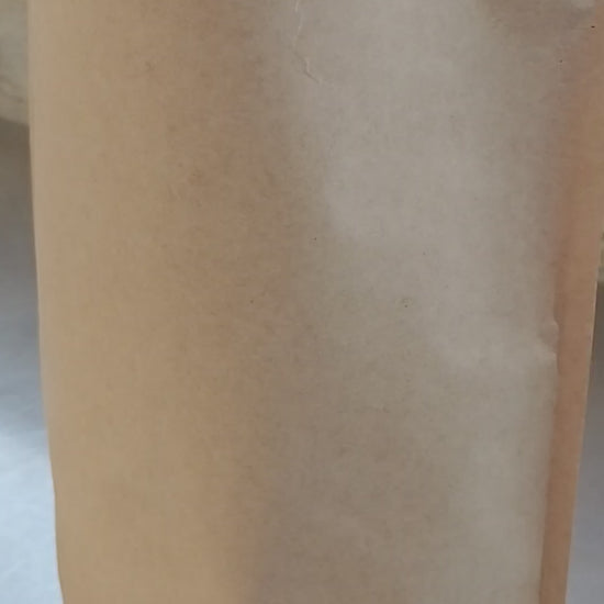 Video: Medjool-Datteln 2 kg in nachhaltiger Verpackung von diiszwii, geöffnet mit Blick auf die grossen, saftigen Datteln