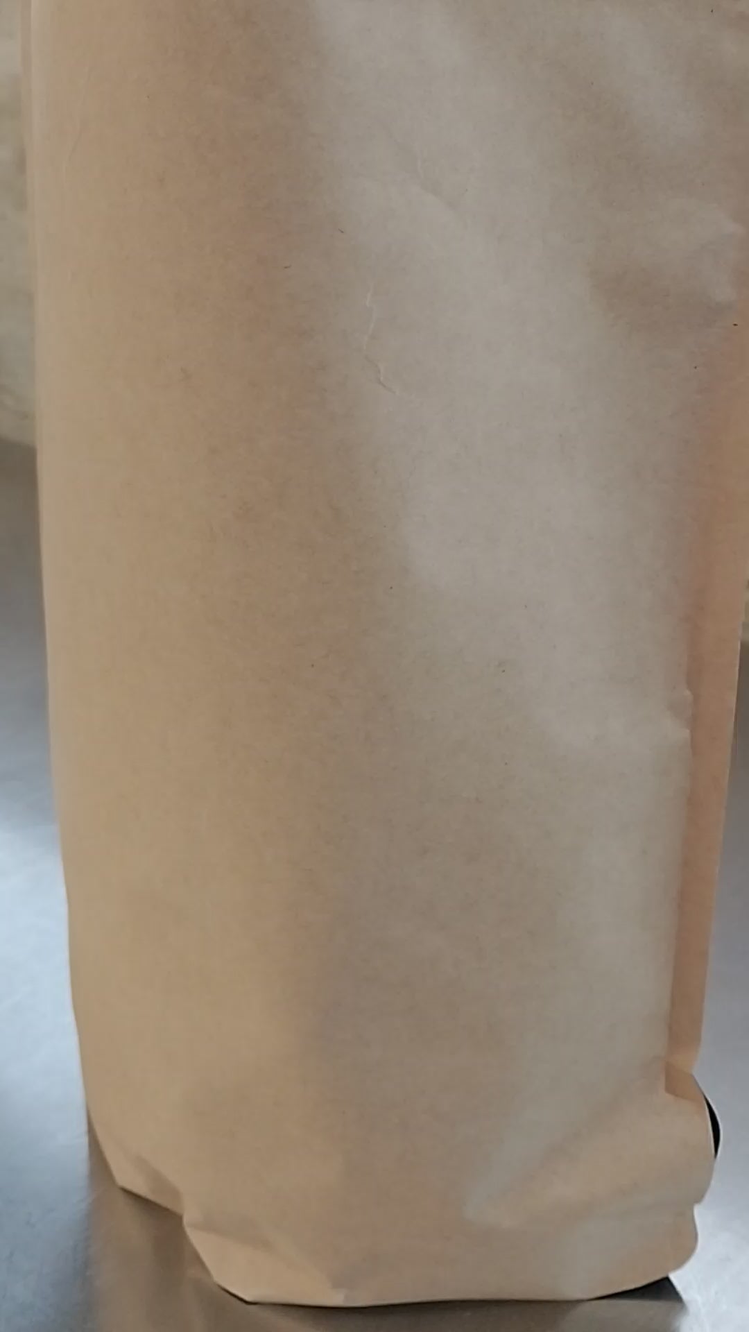 Video: Medjool-Datteln 2 kg in nachhaltiger Verpackung von diiszwii, geöffnet mit Blick auf die grossen, saftigen Datteln