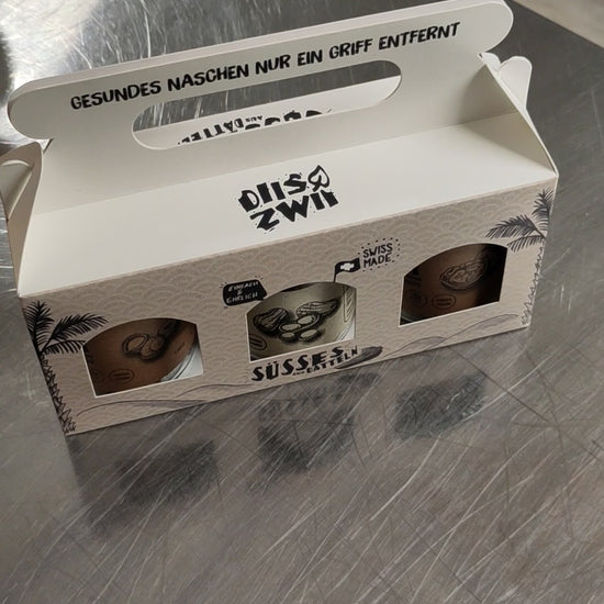 Video des Nuss-Trios – drei Gläser Frucht-Nuss-Riegel (Haselnuss, Baumnuss, Erdnuss) im Set, handgemacht und nachhaltig verpackt in Schlieren