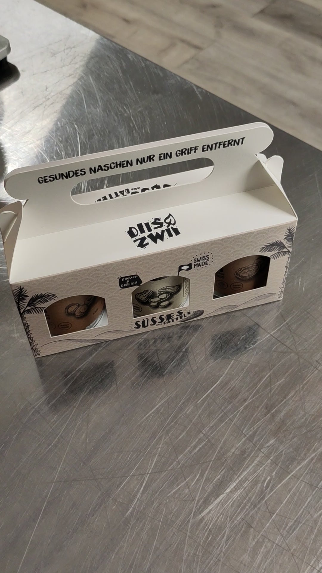 Video des Nuss-Trios – drei Gläser Frucht-Nuss-Riegel (Haselnuss, Baumnuss, Erdnuss) im Set, handgemacht und nachhaltig verpackt in Schlieren