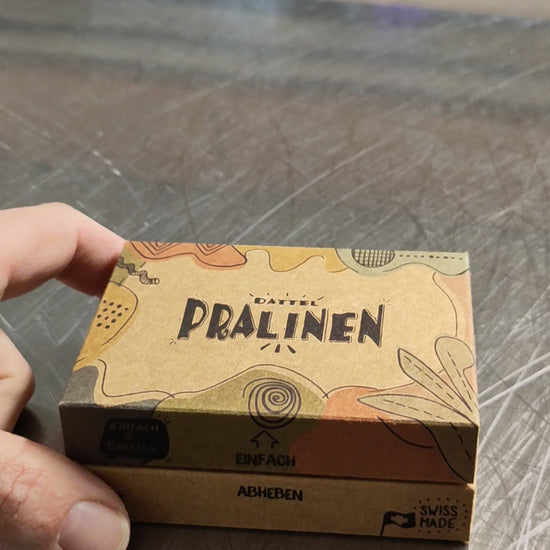Video: 6er Pralinenbox wird geöffnet – handgemachte Dattel-Pralinen mit Schokolade auf Basis von Kokosblütenzucker, nachhaltig verpackt von Dilara