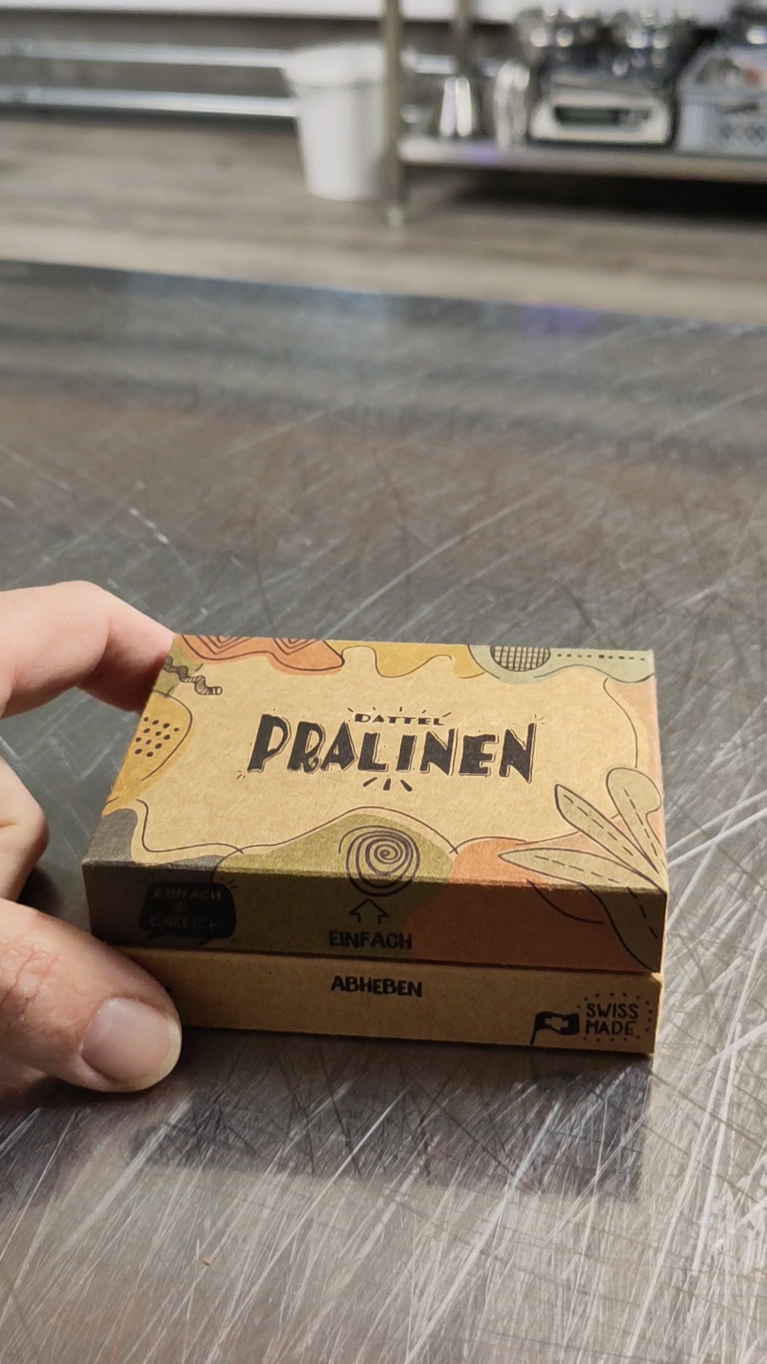 Video: 6er Pralinenbox wird geöffnet – handgemachte Dattel-Pralinen mit Schokolade auf Basis von Kokosblütenzucker, nachhaltig verpackt von Dilara